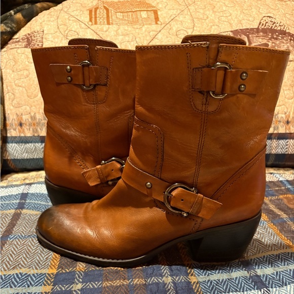 Clarks Shoes - Clarks Cognac Leather Buckle Ankle Bootie wmns size 10